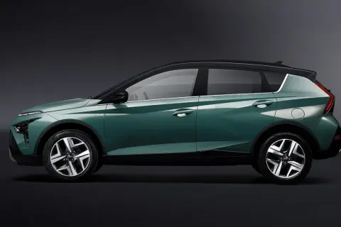Zielony Hyundai Bayon z czarnym dachem, prezentujący nowoczesny design. Wiele pozytywnych **hyundai bayon opinie** potwierdza jego atrakcyjność.