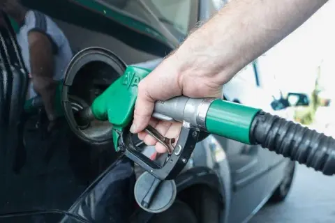 Dlaczego ropa jest droższa od benzyny? Odkryj zaskakujące powody