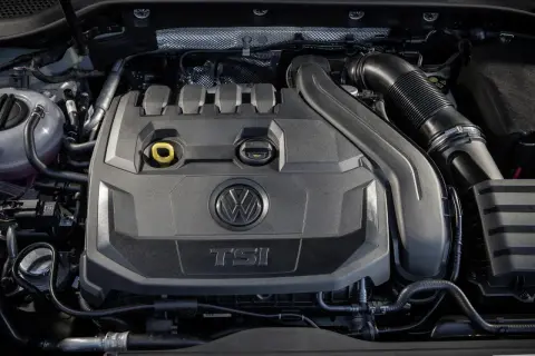 Silnik 1.5 TSI Volkswagena z widocznym logo i oznaczeniem.