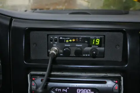 Radio CB Midland 1001Z z mikrofonem, wyświetlacz pokazuje kanał 19. Idealne do rejestracji CB.