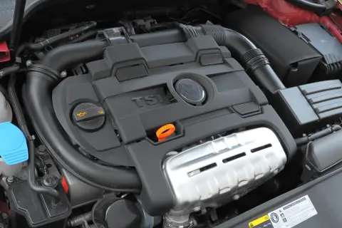 Silnik TSI z widocznym logo VW. Widoczne elementy układu dolotowego i chłodzenia.