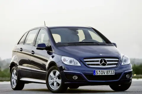Ciemnoniebieski Mercedes B-klasa stoi na drodze.