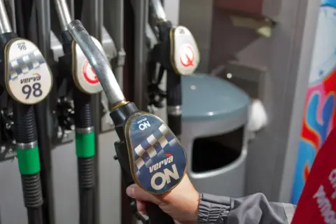 Czy benzyna przewodzi prąd? Odkryj zaskakujące fakty i bezpieczeństwo