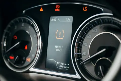 Na desce rozdzielczej świeci się kontrolka ciśnienia opon (TPMS), informując o konieczności serwisu.