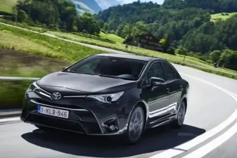 Ile pali Toyota Avensis 1.8 benzyna? Sprawdź realne zużycie paliwa