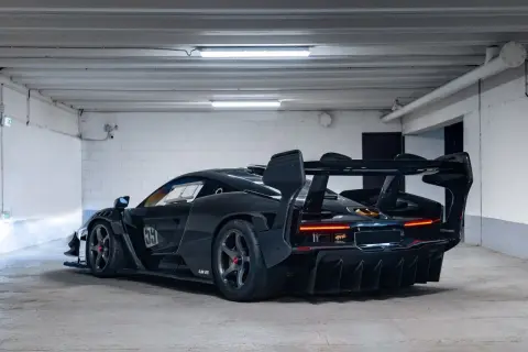 Czarny McLaren Senna GTR z numerem 59, gotowy do wyjazdu z garażu. Potężny dyfuzor i skrzydło zapowiadają jego torowe możliwości.
