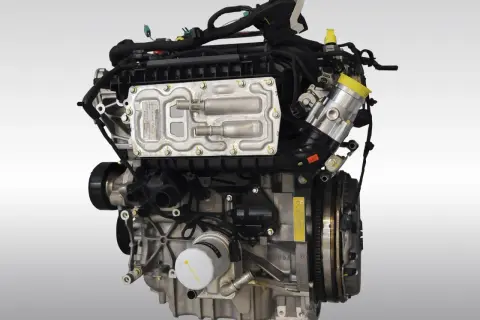 Silnik 1.5 EcoBoost, często chwalony w opiniach za dynamikę i oszczędność. Widoczny element układu paliwowego.