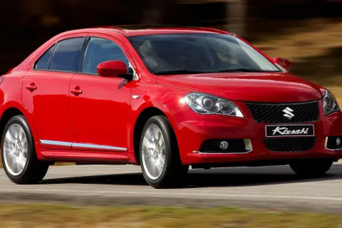 Czerwony sedan Suzuki Kizashi w ruchu.