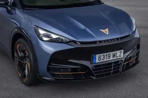 Niebieski Cupra Tavascan z miedzianymi akcentami i sportowym wyglądem.