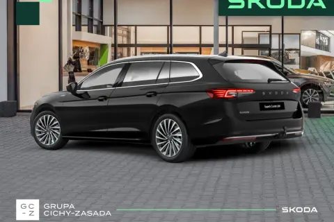 Elegancki czarny Skoda Superb Combi L&K stoi przed salonem.