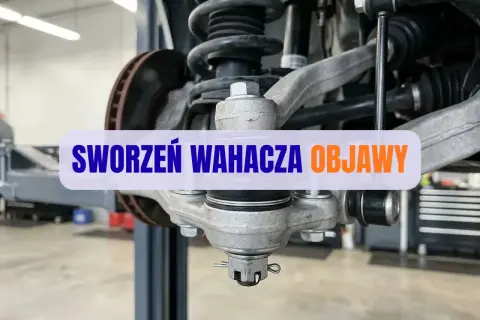 Zbliżenie na sworzeń wahacza samochodu z napisem "SWORZEŃ WAHACZA OBJAWY".
