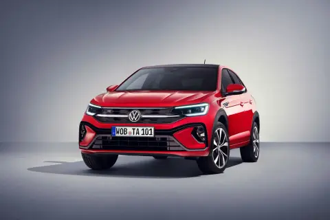 Czerwony Volkswagen Taigo VW z czarnym dachem i felgami, prezentujący sportowy design.