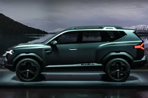 Nowy koncept Dacia 4x4, masywny SUV z terenowym charakterem, gotowy na przygodę.