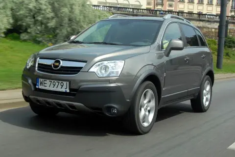 Szary Opel Antara 2.0 CDTI w ruchu miejskim.