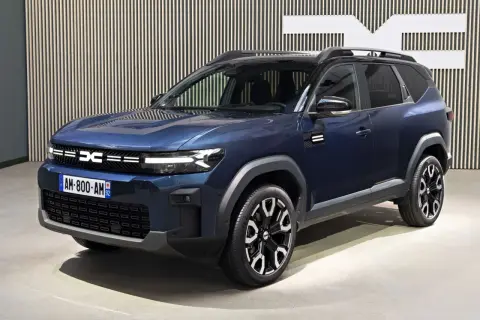 Nowy Dacia Bigster w ciemnoniebieskim kolorze, z nowoczesnym grillem i felgami. Czekamy na jego cenę!