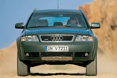 Zielony Audi RS6 C5 na pustynnej drodze, gotowy na przygodę.