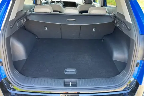 Pusty bagażnik Kia Sportage, gotowy na wakacyjne wyjazdy. Wygodny dostęp i spora przestrzeń.