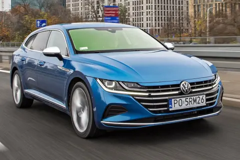 Niebieski Volkswagen Arteon na drodze, sprawdzam jego aktualną volkswagen arteon cena.