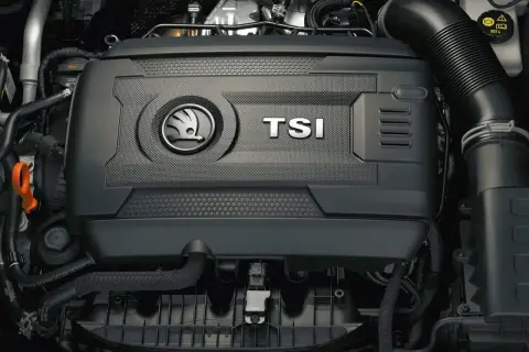 Silnik 1.0 TSI z logo Škoda.