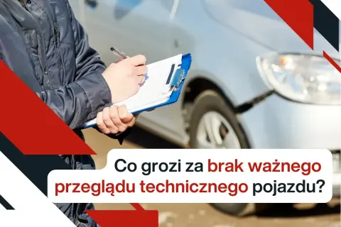 Inspektor spisuje notatki przy samochodzie. Dowiedz się, co grozi za brak ważnego przeglądu technicznego pojazdu.