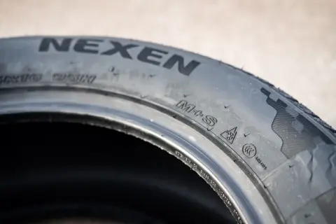 Opona Nexen z oznaczeniem M+S, idealna na każdą pogodę. Sprawdź nexen opony opinie przed zakupem.
