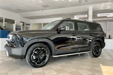 Czarny BAIC BJ30 lśni w salonie samochodowym, gotowy na przygodę.