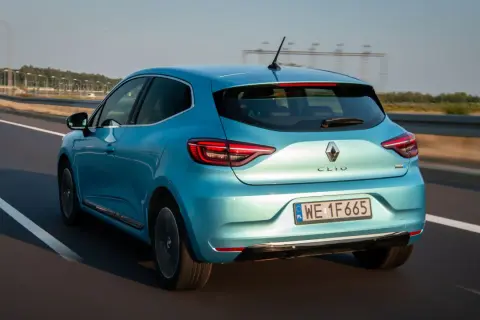 Błękitne renault clio 2024 pędzi autostradą, jego sylwetka pięknie odbija światło.
