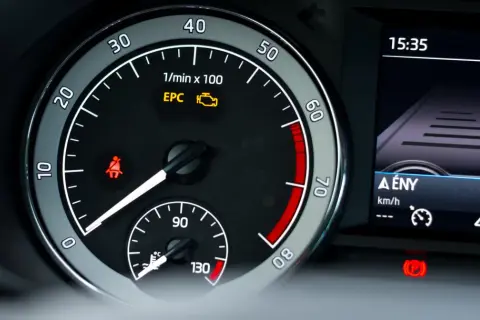 Kontrolka EPC świeci się na desce rozdzielczej. Co to oznacza? Czas sprawdzić auto.