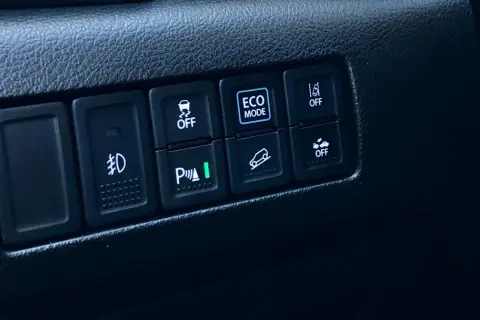Przycisk "ECO MODE" w samochodzie. To tryb jazdy, który pomaga oszczędzać paliwo.