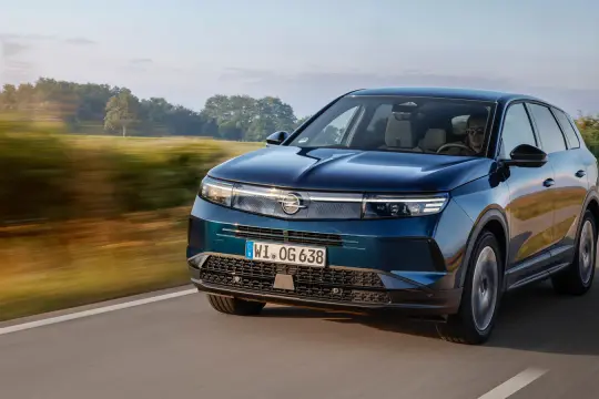 Nowy Opel Grandland w kolorze granatowym jedzie po drodze. Sprawdź jego atrakcyjną opel grandland cenę i wybierz się na przejażdżkę.