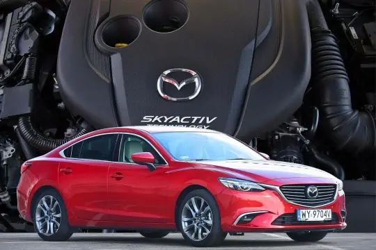Czerwona Mazda 6 2.0 diesel z silnikiem Skyactiv.
