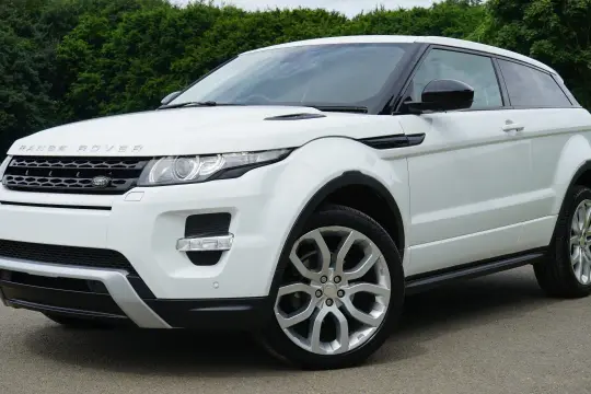 Biały Range Rover Sport na tle zieleni. Sprawdź aktualną range rover sport cena i znajdź swój wymarzony SUV.