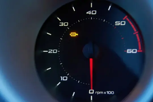 Żółta kontrolka dpf świeci się na desce rozdzielczej, sygnalizując problem z filtrem cząstek stałych.