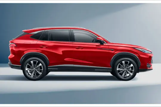 Czerwony MG HS, SUV z dynamiczną linią, idealny na miejskie wycieczki. Sprawdź jego atrakcyjną mg hs cena!