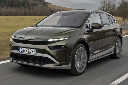 Zielony Skoda Enyaq na drodze. Sprawdź aktualną skoda enyaq cena i dostępne wersje.