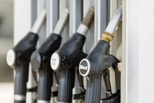 Dysze do tankowania, jedna z nich oznaczona jako "Diesel", gotowe do nalewania paliwa.