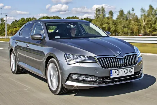 Szary Skoda Superb jedzie po drodze. Sprawdź atrakcyjną skoda superb cena i wybierz swój wymarzony model.