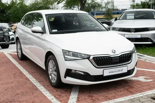 Biała Skoda Scala na parkingu. Sprawdź atrakcyjną skoda scala cena i wybierz swój wymarzony samochód.