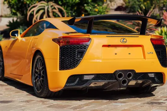 Pomarańczowy Lexus LFA z karbonowym skrzydłem. Sprawdź, jaka jest jego lexus lfa cena.