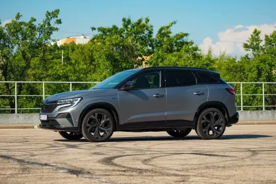 Szary Renault Austral na parkingu, idealny do miasta. Sprawdź atrakcyjną renault austral cena!
