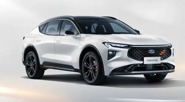 Biały Ford Evos z czarnym dachem, nowoczesnym grillem i stylowymi felgami.