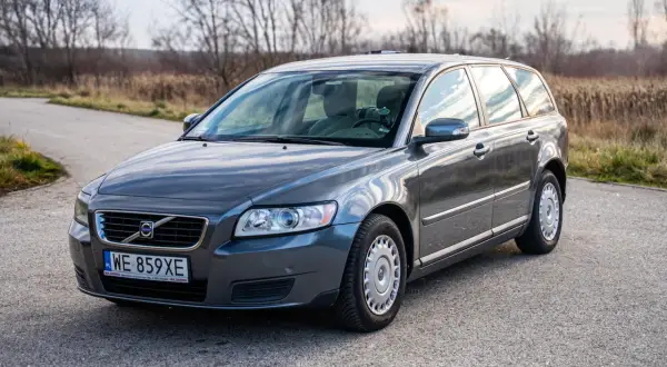 Szary Volvo V50 1.6 diesel na drodze pośród jesiennej przyrody.