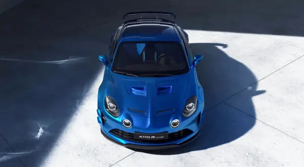 Niebieski samochód sportowy Alpine A110 R Ultime widziany z góry, z dużym tylnym spojlerem.
