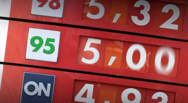 Cennik paliw na stacji: benzyna 98 za 5,32, 95 za 5,00, ON za 4,93.
