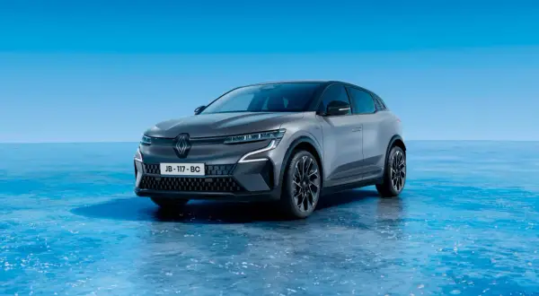 Szary Renault Megane E-Tech elektryczny na niebieskim tle.