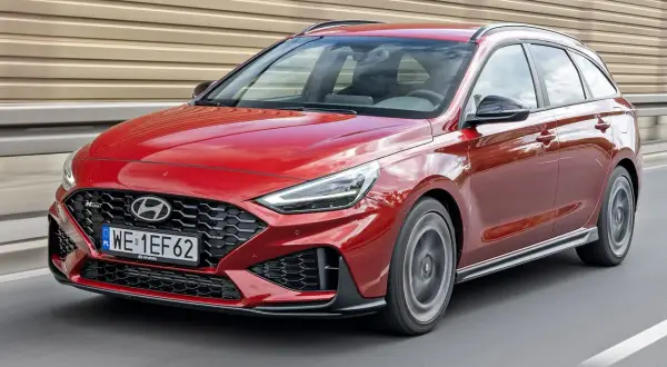 Czerwony Hyundai i30 N Line w wersji kombi w ruchu. Sprawdź aktualną cenę nowego modelu.