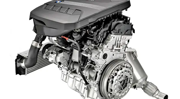 Silnik diesla BMW N47 z widocznym turbosprężarką i sprzęgłem.