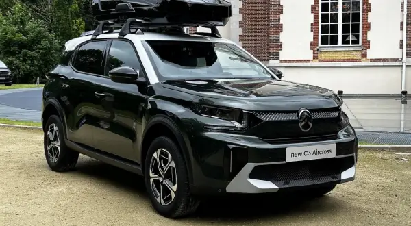 Nowy Citroen C3 Aircross z boxem dachowym, idealny na rodzinne wyjazdy. Sprawdź atrakcyjną citroen c3 aircross cena.