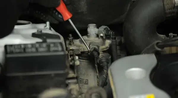 Gdzie jest filtr paliwa Hyundai i30 1.4 benzyna? Znajdź go łatwo!