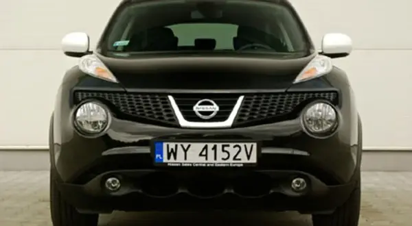Czarny Nissan Juke 1.6 benzyna z charakterystycznymi okrągłymi światłami i kratką.